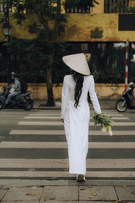 Vietnam Photoshoot, Ao Dai Aesthetic, Ao Dai Photoshoot, Hanoi Vietnam Aesthetic, Vietnamese Aesthetic, Hanoi Vietnam, Street Photo, Hanoi, Photoshoot Inspiration