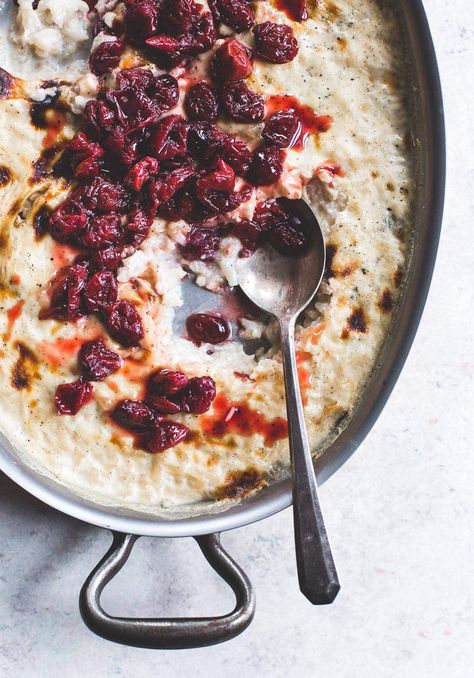 Effortless Baked Vanilla Bean Rice Pudding with Saucy Tart Cherries Sweet Risotto, Hearty Breakfasts, Baked Rice Pudding, Bean Rice, Finnish Recipes, Tart Cherries, Tart Cherry Juice, Baked Rice, Creamy Rice