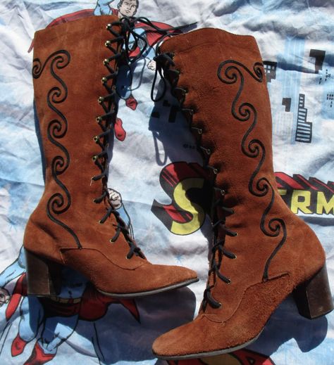 Medieval Core, 60s Boots, Gothic Diy, Funky Boots, Drip Ideas, 70s Boots, Retro Boots, Witchy Cat, Go Go Boots