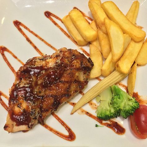 Chicken pepper steak Chicken Steak Plating, Plating Steak, Rice Menu, Plating Food, Menu Cafe, Steak Plates, Chicken Steak, Pepper Steak, Hijab Outfits