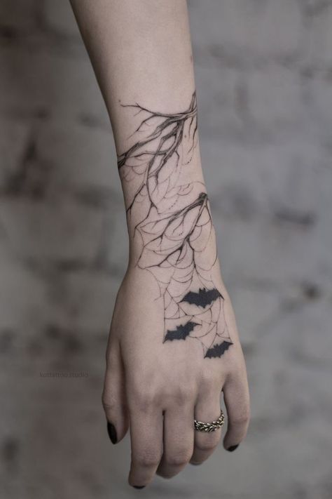 Tato Realis, Stammestattoo Designs, Halloween Sleeve, Bat Tattoos, Gotik Tattoo, Halloween Tattoos Sleeve, Cute Halloween Tattoos, Witchy Tattoos, Halloween Tattoo Ideas