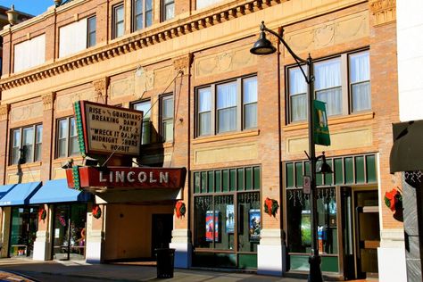 11 southern Illinois towns that are worth a visit - Wapiti Travel Carbondale Illinois, Belleville Illinois, Shawnee National Forest, Illinois Travel, Southern Illinois, House Museum, Water Tower, River Cruises, Vacation Places