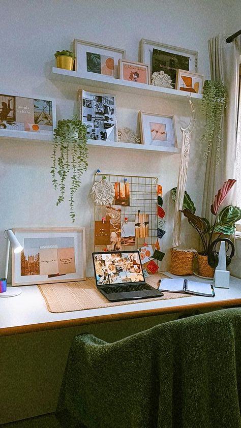 Boho & Calm Home Office Decor Girly Home Office Desk, Home Office Boho Chic Bohemian, Green Boho Office Ideas, Boho Work Office Decor, Artsy Office Space, Boho Neutral Office, Gen Z Office Decor, Boho Eclectic Office, Boho Office Inspiration