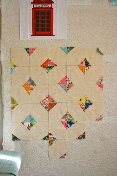 IMG_0343 Quilt Christmas, Quilt Modernen, Pretty Quilt, Scrappy Quilt, Triangle Quilt, Scrappy Quilts, Mini Quilts, Easy Quilts, Quilting Tutorials