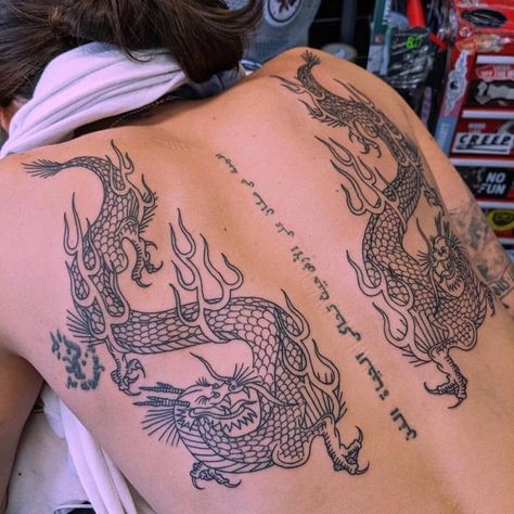 Tato Henna, Dragon Tattoos, Inspiration Tattoos, Stylist Tattoos, Makijaż Smokey Eye, Spine Tattoos, Aesthetic Tattoo, Feminine Tattoos, Back Tattoos