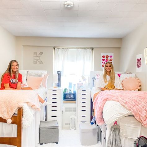 Miami University Ohio, Dorm Room Layouts, College Dorm Room Inspiration, Miami University, College Dorm Room Decor, Dorm Room Designs, Dorm Room Inspiration, Craft Room Office, Room Makeover Bedroom