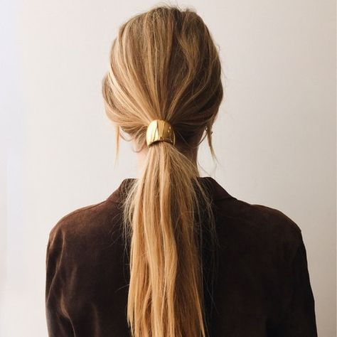 French girl style is truly unique which makes getting this look even more exciting. Ponytail Trick, French Girl Hair, Low Ponytail Hairstyles, Low Maintenance Hair, Low Ponytail, Long Hair Girl, Good Hair Day, French Girl, Ponytail Hairstyles