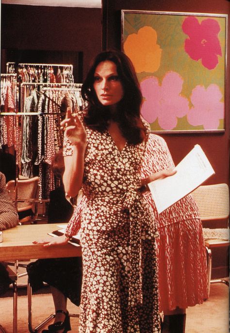 From the archives: Diane von Furstenberg in her showroom in the 70s. Diane Von Furstenberg 70s, Disco Dress, 1970s Dresses, Studio 54, 1970s Fashion, Sophia Loren, 70s Dress, High Society, Estilo Boho