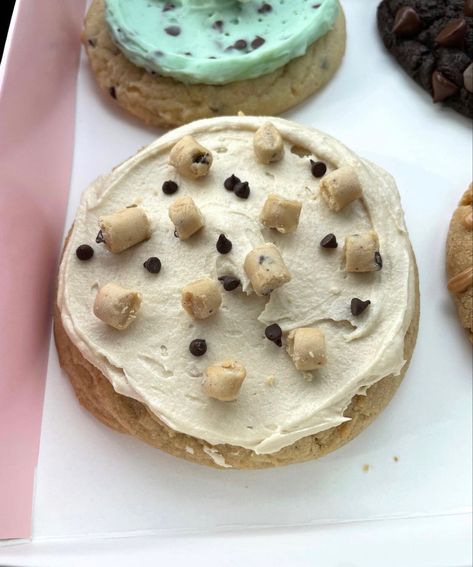 Cookie Dough Buttercream, Crumb Cookies, Dough Cookie, Crumble Cookie, Crumbl Cookies, Chocolate Crunch, Yummy Comfort Food, Easy Baking Recipes Desserts, Homemade Snacks