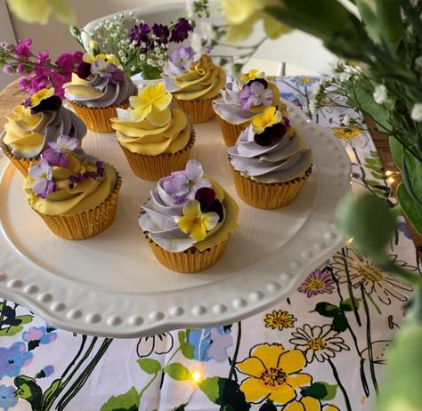 cupcake recipes, daisy cupcakes, wildflower cupcakes, roses cupcakes, cupcake aesthetic, cupcake recipe Edible Flower Cupcakes Ideas, Cupcakes With Real Flowers On Top, Garden Party Cupcake Ideas, Wild Flower Wedding Cupcakes, Real Flower Cupcakes, Edible Flowers On Cupcakes, Fresh Flower Cupcakes, Cupcakes With Real Flowers, Cupcakes With Fresh Flowers