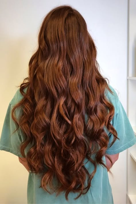 Wavy Hair Ginger, Auburn Hair Natural, Long Auburn Hair, Curly Hair Style, Brown Hair Looks, Brunette Hair With Highlights, Ginger Hair Color, Hair Color Auburn, Long Layered Haircuts