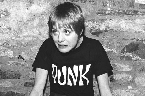 PHOTO: Tina Weymouth – Bassist for Talking Heads Female Bassist, Tina Weymouth, Punk Magazine, Tom Tom Club, Stop Making Sense, Garage Punk, David Byrne, Bass Players, Filthy Animal