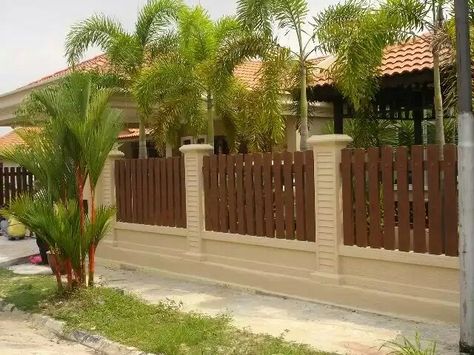 Wooden Boundary Wall, Pagar Modern, Boundary Wall, House Fence Design, Dream Patio, Bamboo Decor, Boundary Walls, Home Stairs Design, Wooden Fence