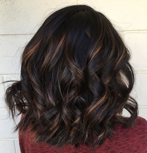 60 Hairstyles Featuring Dark Brown Hair with Highlights Straight Black Hair With Highlights, Black Hair Caramel Highlights, Brown And Blonde Balayage, Chocolate Highlights, Brown And Blonde, Highlights For Dark Brown Hair, Gel Hair, Brown Ombre Hair, Blond Balayage