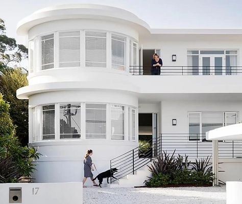 An interwar Art Deco apartment's all-white transformation 1930s Architecture Interior, Art Deco Renovation Australia, Art Deco Exterior Architecture, 1940s Architecture, Houses In Australia, Art Deco Facade, Australian Houses, Art Deco Houses, Art Deco House