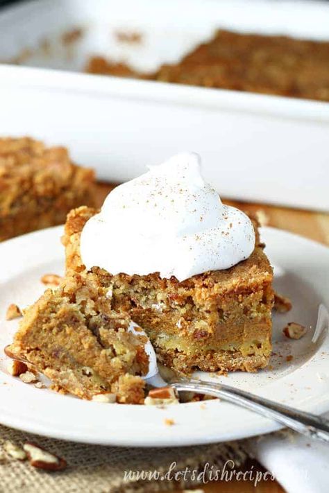 These pumpkin pie-style bars feature a nutty crust and a brown sugar and pecan streusel topping. A great alternative to pumpkin pie that will feed a Thanksgiving crowd! Pumpkin Pecan Crunch, Halloween Food Dishes, Potato Desserts, Ruths Chris, Potluck Favorites, Pecan Streusel Topping, Crunch Bars Recipe, Pecan Crunch, Pecan Pumpkin