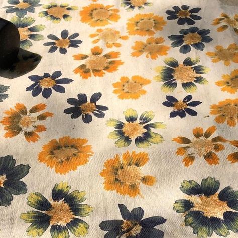 Natural Dye Flowers, Flower Hammering On Fabric, Printing With Flowers On Fabric, Flower Pressing On Fabric, Hammer Flowers On Fabric, Hammer Flower Prints, Natural Dye Garden, Hammering Flowers On Fabric, Hammered Flowers On Fabric