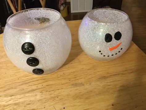 fish bowl snowman Santa Fish Bowl Craft, Fish Bowl Snowman How To Make, Glass Snowman Crafts, Fish Bowl Snowman, Bowl Snowman, Lighted Snowman, Fish Bowls, Glass Snowman, Terracotta Flower Pots