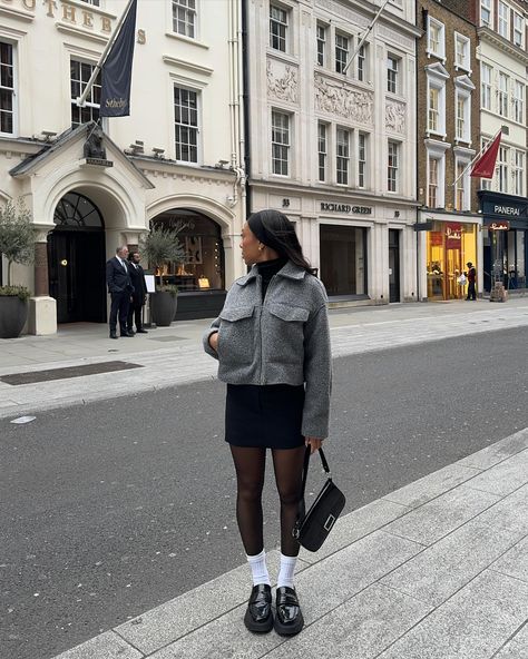 London girl Rich London Girl Aesthetic, London July Outfit, British Girl Outfits, Uk Girl Outfits, London Girl Outfits, London In March Outfits, Late 20s Fashion Outfits, London Girl Style, Nyc Bday