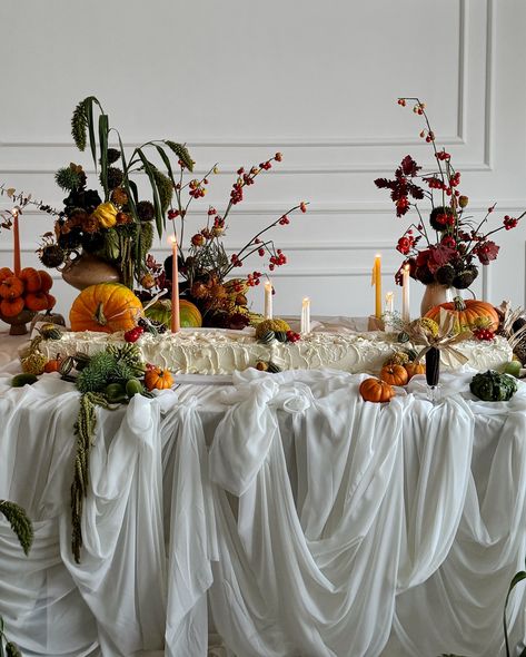 knock knock! open your hearts for our autumn table with the longest cake you’ve seen on Instagram today November Wedding Table Decor, Dinner Hosting Ideas, Event Design Ideas, Diner Table, Autumn Table, Fall Tablescapes, Event Inspiration, Wedding Mood Board, Christmas Table Settings