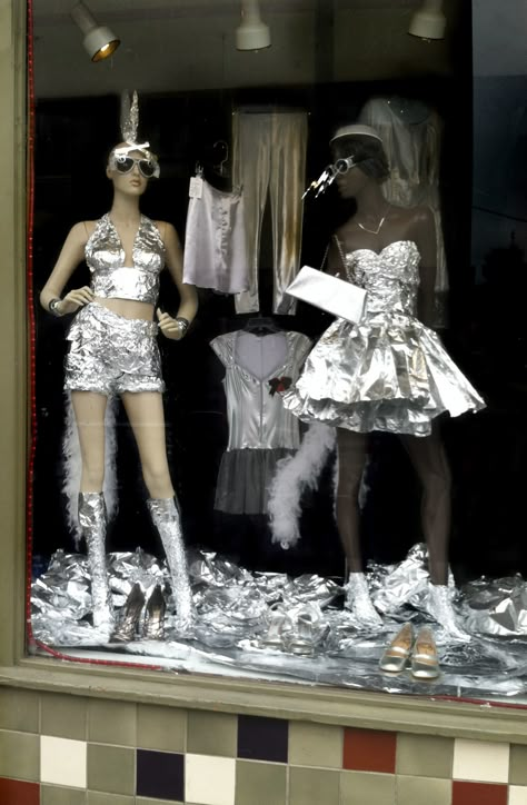 Foil Dress Fashion, Recycled Costumes Fashion Show, 21 Century Girl, Anything But Clothes Party Ideas, Anything But Clothes, Recycled Costumes, Crazy Clothes, Creative Wear, 1960s Art