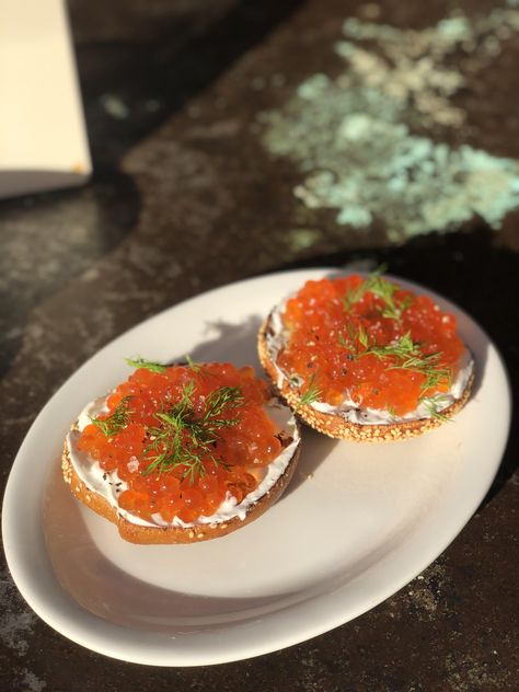 Bagel Photography, Culinary Plating, Salmon Bagel, Salmon Roe, Cream Photos, Dessert Pictures, Dinner Wedding, Green Smoothie Recipes, Gluten Free Cooking