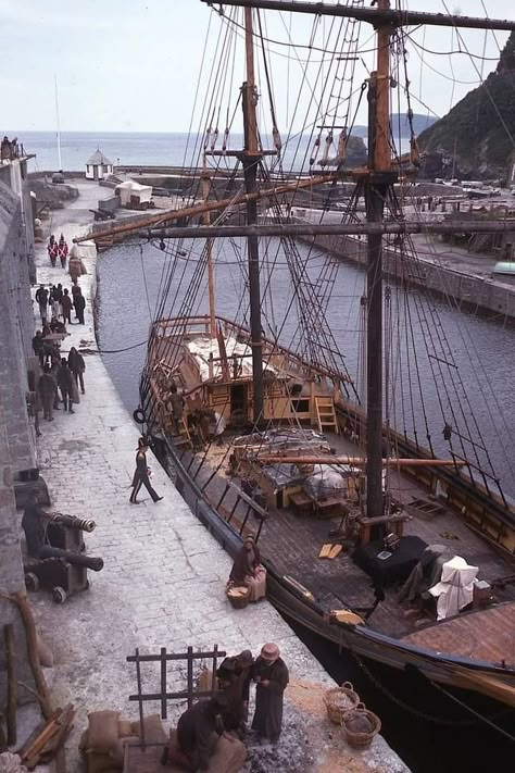 Old Ship, Nautical Aesthetic, Navi A Vela, Old Sailing Ships, Armadura Medieval, Ship Drawing, Pirate Life, Wooden Ship, Tall Ships