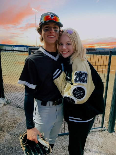 Baseball Bf And Gf Pics, Cute Things To Write, Baseball Christmas Gifts, Baseball Boyfriend, Baseball Couples, Things To Write, Cute Country Couples, Baseball Girlfriend, Baseball Christmas