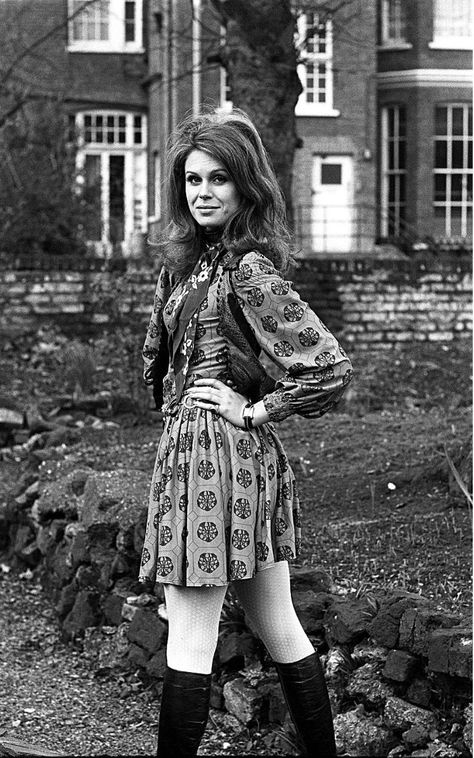 Joanna Lumley Young, Avengers Women, Ella Enchanted, Avengers Girl, Joanna Lumley, Bond Girls, New Avengers, Srinagar, British Actresses