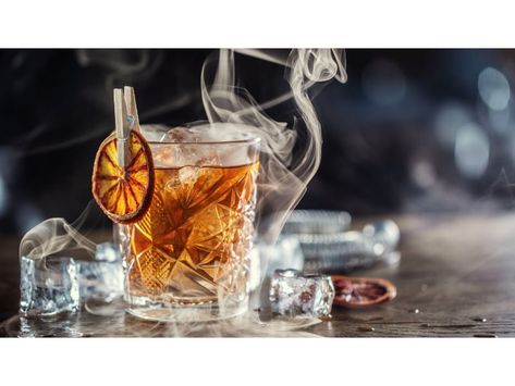 Here's How To Smoke A Cocktail At Home – Advanced Mixology Gin Cheesecake, Fancy Ice Cubes, Red Snapper Recipes, Cocktails Made With Gin, Bramble Cocktail, Cocktail Original, Cocktail Smoker, Smoked Cocktails, Fancy Ice