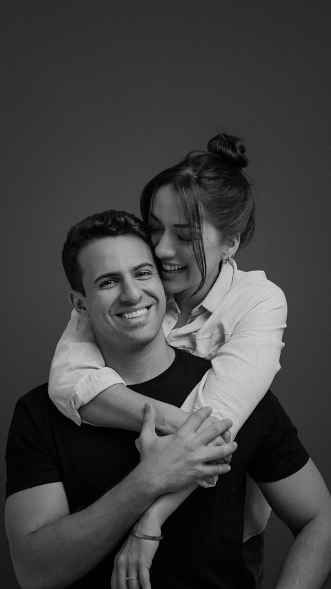 Ensaio casal estúdio Portrait Couple Poses, Valentines Photo Ideas For Couples, Couple Wallpaper Photo Ideas, Photography Poses Couples Studio Engagement Pictures, Couple Photo Black And White, Couples In Studio, Couple Self Portrait Ideas, White Backdrop Couple Photoshoot, Couple Poses In Studio