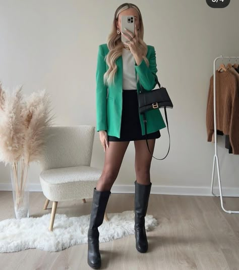 Green Blazer Outfit, Blazer Verde, Europe Travel Outfits, Bota Over, Blazer Outfits For Women, Trip Outfits, Outfit Mujer, Green Blazer, Blazer Outfits