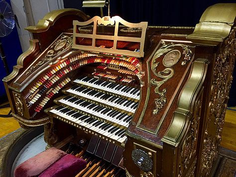 The Wurlitzer 4/26, named for its four keyboards and 26 sets of different sounding pipes. Musical Pipes, Music Classroom Decor, Dead Can Dance, Homemade Instruments, Organ Music, Music Keyboard, Pipe Organ, Retro Gadgets, Western Music