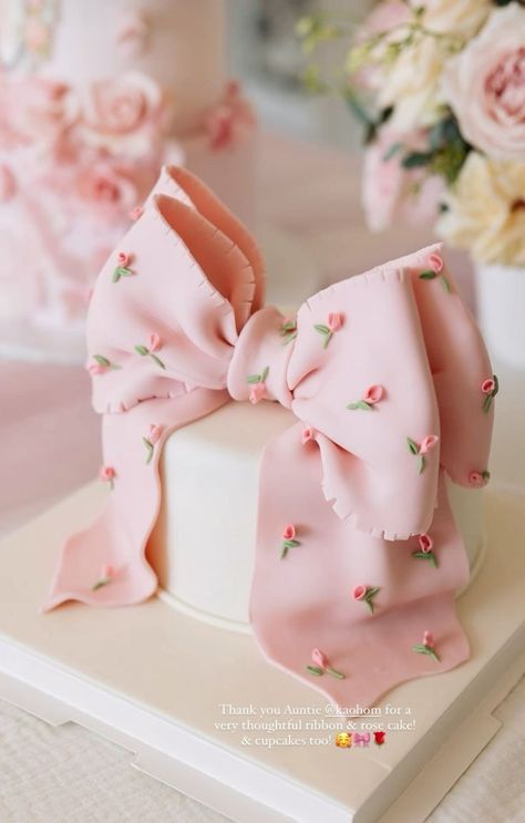 Bow Cake Pops, Bow Cake Aesthetic, Pink Bow Birthday Cake, Love Shack Fancy Cake, Bow Cake Design, Bow Cakes Birthday, Pink Fondant Cake, Pink Bow Cake, Bow Birthday Cake