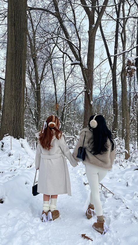 Best Friend Pictures Photo Shoots Winter, Winter Besties Aesthetic, Snow Photoshoot Ideas Friends, Winter Ideas With Friends, Winter Christmas Photoshoot, Two Sisters Poses, Snowfall Outfit Ideas, Winter Girls Trip Aesthetic, Best Friend Winter Pictures