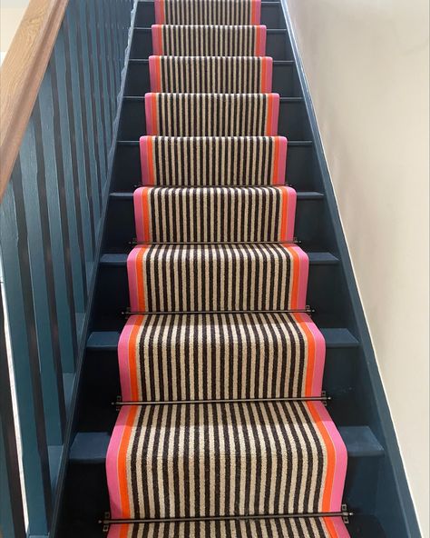 Patterned Stair Runner, Banister Makeover, Hall Ways Ideas, Striped Stair Runner, Designer Carpet, Black Stairs, Staircase Runner, Hallway Designs, Modern Stairs