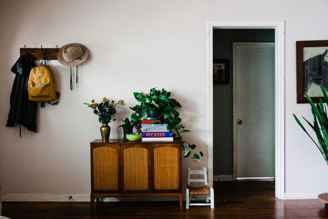 Bungalow Entryway, Small Space Entryway, Sunroom Playroom, Modern Eclectic Interior, Entry Styling, Mid Century Modern Room, No Tv, Small Bungalow, Hangout Room