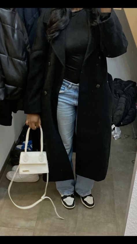 Black College Outfits, Black Cardigan Outfit Black Women, Outfit Manteau Noir, Black Girls Outfit Ideas Winter, Fall Outfits Black Women 2024, Fall Inspo Outfits Black Women, Outfit Avec Blazer Noir, Black Clean Girl Aesthetic Outfits, Hijabi Trench Coat Outfit