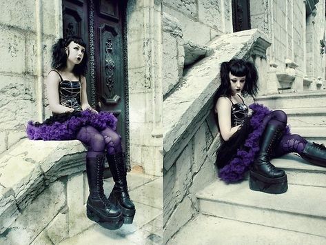 Perky Goth Outfits, Babydoll Goth, Trad Goth Outfits, Perky Goth, Types Of Goth, Graveyard Scene, Traditional Goth, 2000s Goth, Bubble Goth