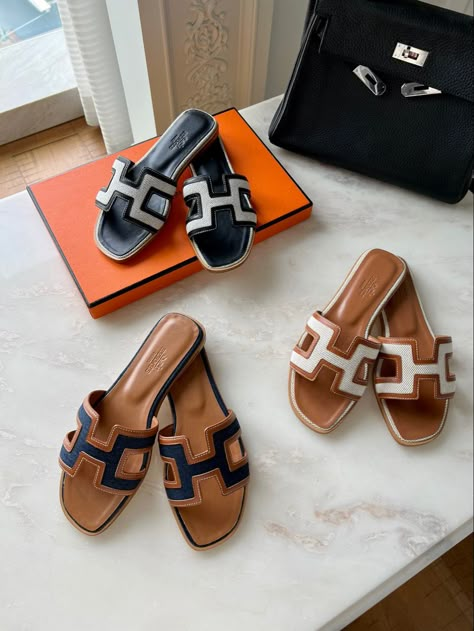 High End Sandals, Hermes Slippers Outfit, Hermes Footwear, Hermes Shoes Women, Outfits With Yeezy Slides, Hermes Flats, Outfits With Yeezy, Chanel Shoes Outfit, Cute Shoes For School