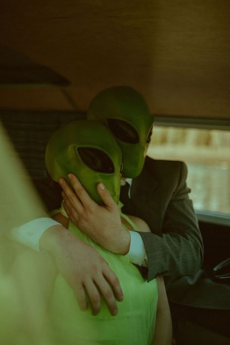 Aesthetic Dark Green, Weird Photography, Alien Aesthetic, Arte Alien, Psy Art, Dark Green Aesthetic, Fantasy Photography, Halloween Photoshoot, Alien Art