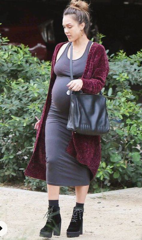 Jessica Alba Street Style, Jessica Alba Outfit, Pregnant Actress, Chenille Cardigan, Jessica Alba Style, Sibling Poses, Pregnant Celebrities, Cute Maternity Outfits, Stylish Maternity Outfits