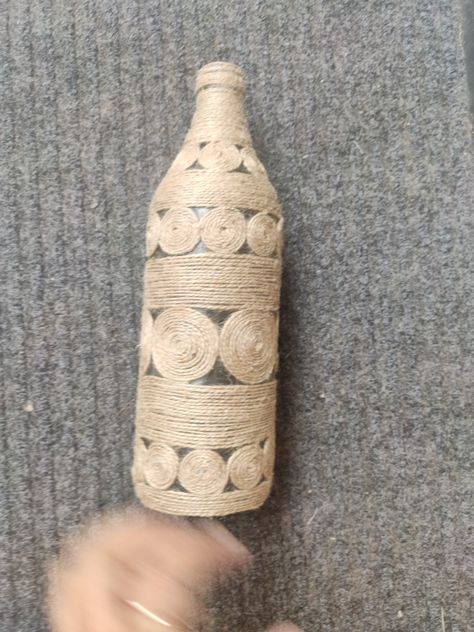 Jute Bottle Decoration, Twine Wine Bottles, Bottle Art Ideas, Twine Diy, Cords Crafts, Gold Wallpaper Background, Student Christmas Gifts, Decorated Bottle, Preschool Christmas Crafts