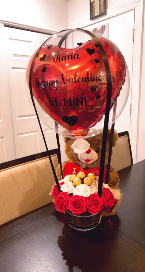 Bobo balloon with red roses Bouquet Arrangements Ideas, Bobo Balloon Gift, Sweets Gift Ideas, Bobo Balloon Bouquet, Bobo Balloon Ideas, Valentines Arrangements, Valentine's Aesthetic, Balloon Flower Bouquet, Valentines Balloons Bouquet