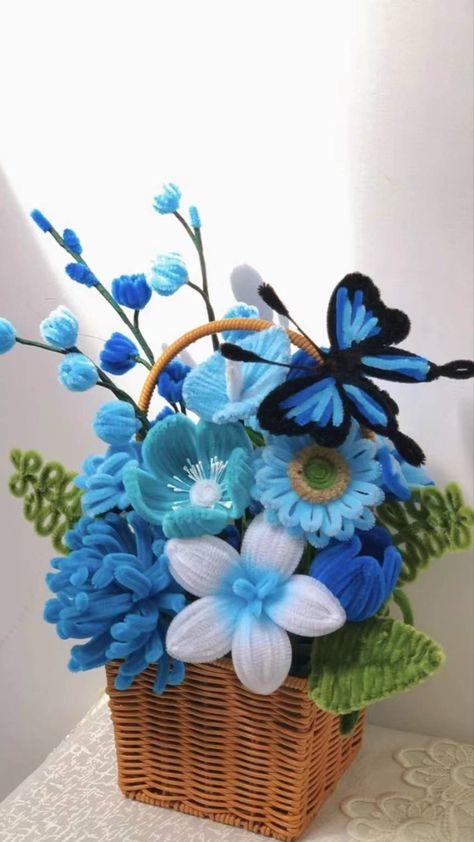 flower basket Tulips And Daisies, Craft Pipe Cleaner, Clean Flowers, Diy Bouquet Wrap, Pipe Cleaner Flowers, Basket Diy, Flower Bouquet Diy, Diy Pipe, Pipe Cleaner Crafts