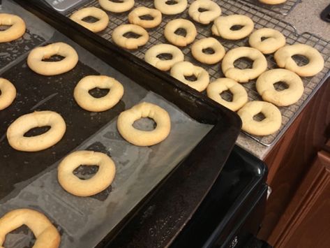 This is the Portuguese version of a dunking cookie. They are delicious, buttery cookies. Originally from Sao Miguel in the Azores, my Av (Grandpa) on my fathers side was a baker for many years in Montreal. This was his recipe. Portuguese Biscoitos Recipe, Biscotti Cookies Recipes, Portuguese Dessert Recipes, Portuguese Sweet Bread, Portuguese Desserts, Biscotti Cookies, The Azores, Buttery Cookies, Portuguese Recipes