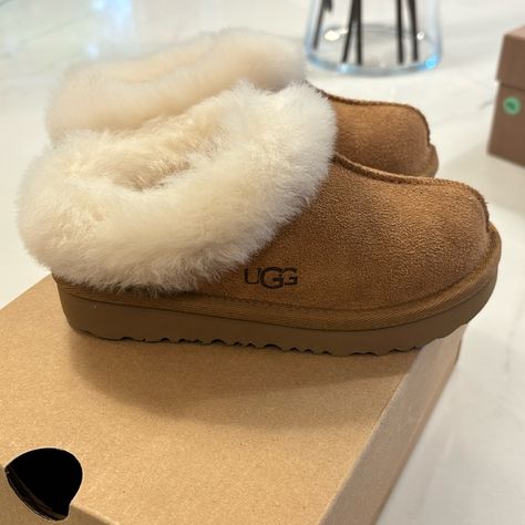 Brand New Chestnut M Moraene Kids Uggs With Box Size 10 Usa Uggs Cute, Uggs For Kids, Shoes Uggs, Uggs Slippers, Pink Toe Nails, Christmas Wishlist Ideas, Cute Uggs, Uggs For Cheap, Uggs Boots