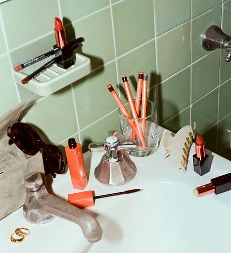 Daily lineup • • • #vanity #bathroomsink #makeuplineup #girlthings #vintageaesthetic 90s Vanity Aesthetic, Vintage Getting Ready Aesthetic, Messy Bathroom Aesthetic, Getting Ready Editorial, Bathroom Editorial, Messy Vanity, 90s Bathroom, Messy Bathroom, Photoshoot Makeup