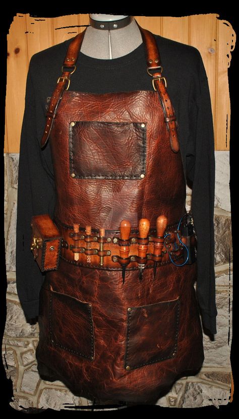 steampunk leather apron by Lagueuse Art Du Cuir, Steampunk Leather, Leather Working Tools, Shop Apron, Work Aprons, Leather Apron, Leather Gear, Leather Carving, Leather Art