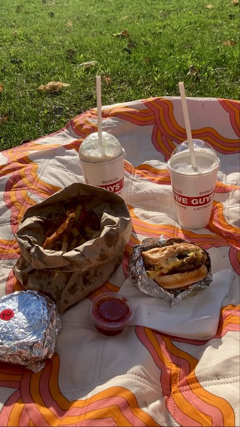 Fast food picnic summer time date Fast Food Date Night, Picnic Fast Food, Fast Food Picnic, Burger Picnic, Fast Food Date, Mallory Aesthetic, Romantic Picnic Food, Halloween Chicken, Picnic Date Food